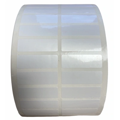 32 00295 - Plastová Etiketa 32 mm x 16 mm, Polyetylén, Biela, Dutinka 40 mm, 8000 ks/kotúč, Permanentné lepidlo, Priemer kotúča 167 mm