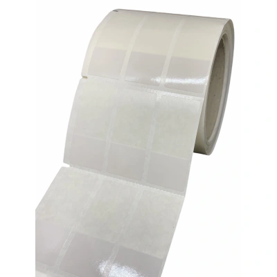 32 00006 - Plastová Etiketa 25 mm x 57 mm, 3 - Produkcia, Polyvinylchlorid PVC Outdoor, Samolaminovacia, Transparentná a biela, Dutinka 76 mm, 3000 ks/kotúč, Silné lepidlo, Fotoznačka napravo, najprv transparentná časť, Priemer kotúča 140 mm
